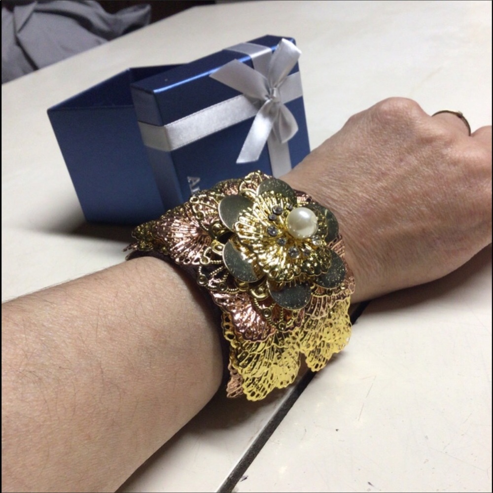 Ali Lang. Different Metals  Flower Bracelet. NWT.